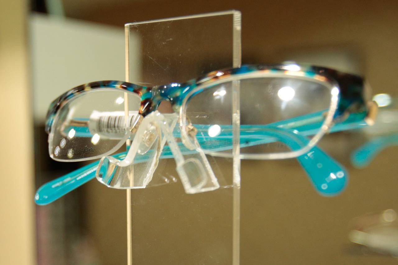 blue_glasses_on_display